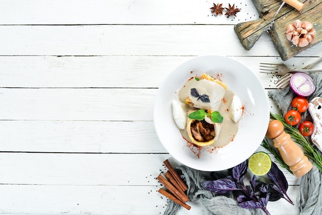 Plato principal sobre mesa de madera