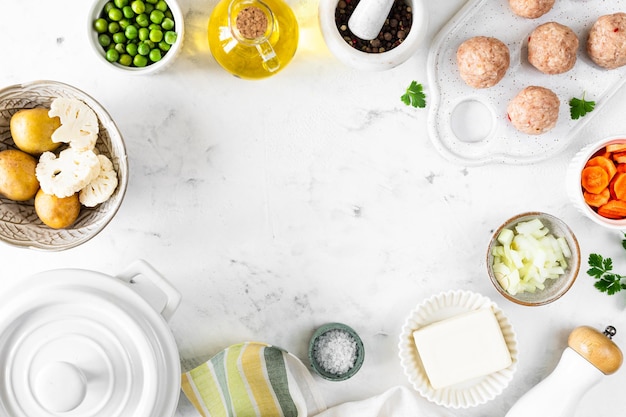 Mesa con platos variados para taller